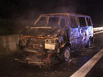 Als der VW-Bus eines 23- Jährigen auf der A9 bei Haag im Landkreis Bayreuth in Flammen aufging, konnte der Fahrer das Fahrzeug noch auf den Standstreifen abstellen. Foto: NEWS5