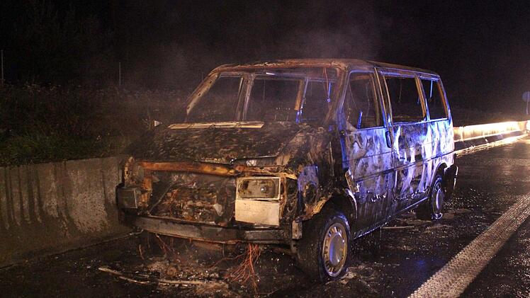 Als der VW-Bus eines 23- Jährigen auf der A9 bei Haag im Landkreis Bayreuth in Flammen aufging, konnte der Fahrer das Fahrzeug noch auf den Standstreifen abstellen. Foto: NEWS5