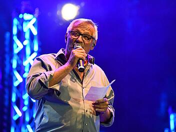 Konstantin Wecker (hier 2017 bei Lieder auf Banz) wird in diesem Jahr auf ganz kleiner Bühne in Loffeld zu sehen sein.Foto: Ronald Rinklef