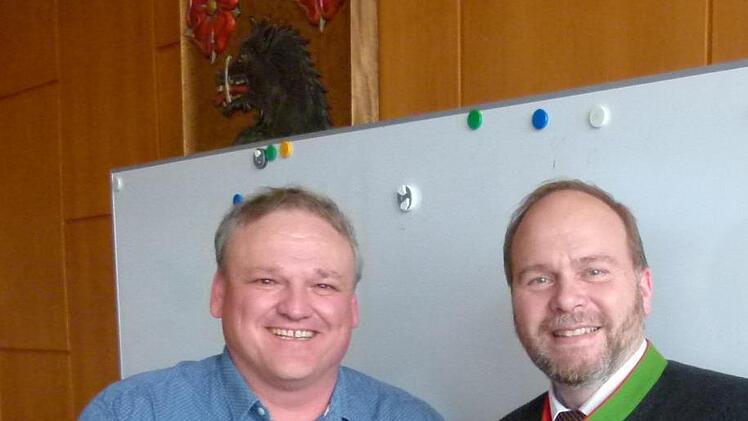Feldgeschworener Klaus Alex (links) erhielt vom Bürgermeister Bernd Reisenweber die Urkunde für seine langjährige Tätigkeit  als Siebener. Foto: Lothar Weidner
