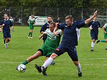 Die Grünen in blauen Trikots: Farblich im ungewohnten Outfit trat der SV Garitz um David Schlereth (vorne, im Zweikampf mit Mike Ludewig) zum Heimspiel gegen die SG Hammelburg/Fuchsstadt II. Zum Sieg reichte es dennoch. Foto: Hopf