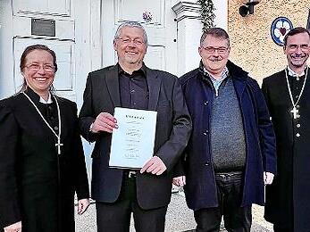Dekanatskantor Sigurd Knopp ( Zweiter von links ) bekam den Ehrentitel Kirchenmusikdirektor verliehen. Mit im Bild Landeskirchenmusikdirektor Ulrich Knörr (Dritter von links), Dekanin Ulrike Schorn und Dekan Markus Müller