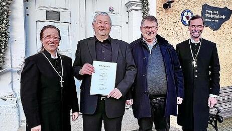 Dekanatskantor Sigurd Knopp ( Zweiter von links ) bekam den Ehrentitel Kirchenmusikdirektor verliehen. Mit im Bild Landeskirchenmusikdirektor Ulrich Knörr (Dritter von links), Dekanin Ulrike Schorn und Dekan Markus Müller
