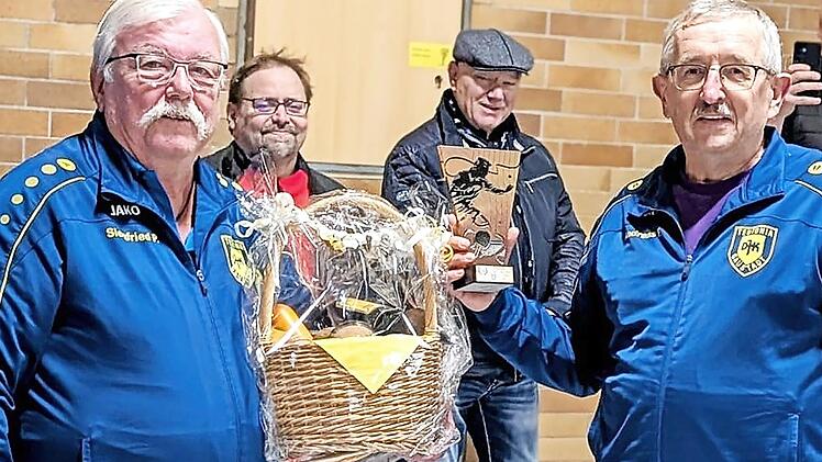 Jubilar Siegfried „Siggi“ Prell (links) wurde von Abteilungsleiter Andreas Förner (rechts) für seinen 1000. Einsatz geehrt.