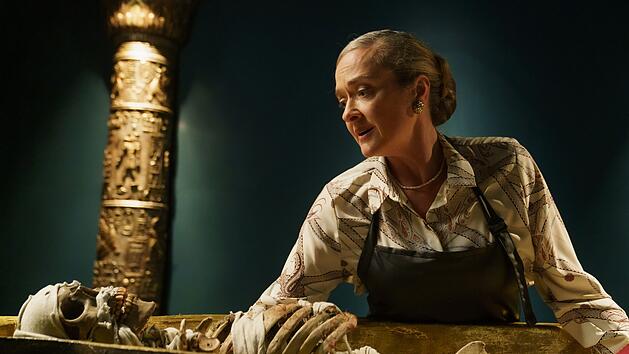 Daphne Richards (Elisabeth Easther), die Direktorin des Museums von Brokenwood, hat eine seltsam innige Beziehung zu ihrem wertvollsten Exponat.