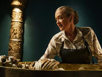 Daphne Richards (Elisabeth Easther), die Direktorin des Museums von Brokenwood, hat eine seltsam innige Beziehung zu ihrem wertvollsten Exponat.