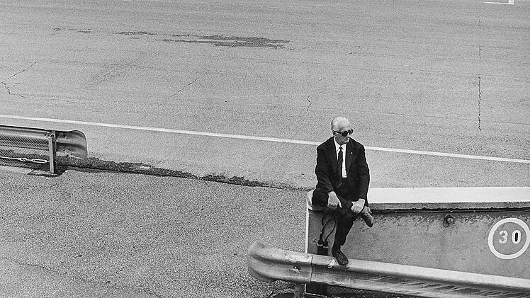 Cool, cooler, Enzo Ferrari: In sp&auml;ten Jahren zeigte der vision&auml;re Rennsport-Liebhaber sich meist mit Sonnenbrille. Der ma&szlig;geschneiderte italienische Anzug war sowieso Pflicht.