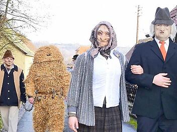 Maskiert ziehen die Trebgaster Burschen traditionell zu Weihnachten durch den Ort und sammeln Geld für einen guten Zweck. Fotos: Dieter Hübner