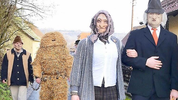 Maskiert ziehen die Trebgaster Burschen traditionell zu Weihnachten durch den Ort und sammeln Geld für einen guten Zweck. Fotos: Dieter Hübner