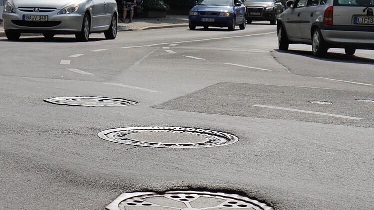 An der Ecke Hainstraße Richard-Wagner-Straße beginnt sich der Asphalt bereits über die Kanaldeckel zu schieben.  Foto: Gründel