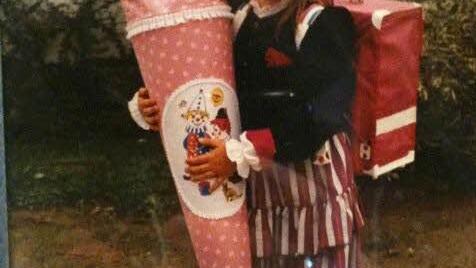 Nina Kutscher bei Ihrer Einschulung 1988. Man beachte die umgeknickte Spitze der Zuckertüte, die der Fotograf beim Aufstellen des Bildes zerstört hat.