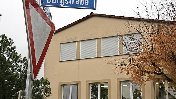 Ebenso die alte Lehrerwohnung über der Grundschule Haard.