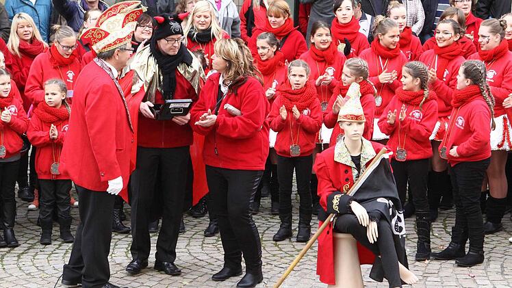 Das Sitzungspräsidium berät vor den Sturmtruppen das weitere Vorgehen, "Prinz Benjamin" scheint desinteressiert. Foto: Thomas Dill