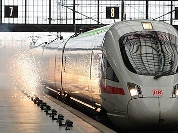 Mit dem Ausbau der Trasse von zwei auf vier Gleise für ICE-Züge soll auch der S-Bahn-Halt in Forchheim Nord eingerichtet werden. Dafür setzt sich die Bürgerinitiative ein.  Archivfoto: Sebastian Willnow/dpa