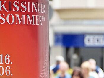 Die Einzelhändler in der Fußgängerzone schätzen den Kissinger Sommer als Werbeträger.  Foto: Benedikt Borst