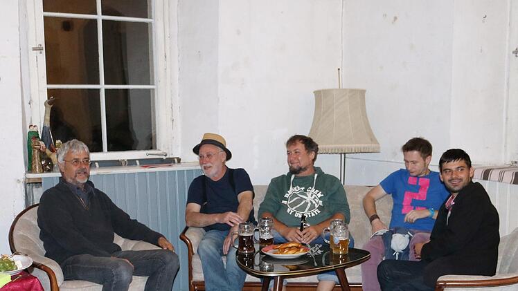 Künstlerplausch beim Bier im Frankenwaldtheater: Links Harald Burger, daneben Wolfgang Martin, rechts Nicki Lang. Foto: Klaus Klaschka