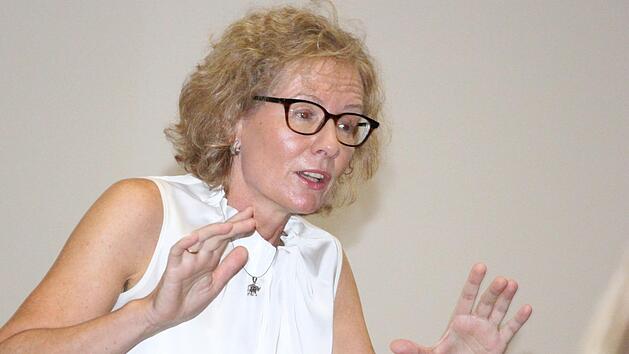 Erz&auml;hlkunst in gro&szlig;artiger Weise vermittelte Ilona Graf beim evangelischen Frauenkreis. Ihre Erz&auml;hlungen gingen unter die Haut, erheiterten, brachten zum Nachdenken, ber&uuml;hrten tief im Inneren. Einfach Erz&auml;hlkunst vom Feinsten. Foto: Rainer Glissnik