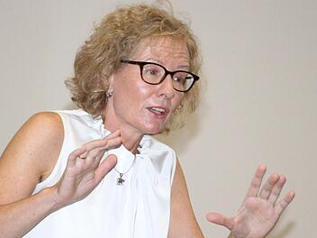 Erzählkunst in großartiger Weise vermittelte Ilona Graf beim evangelischen Frauenkreis. Ihre Erzählungen gingen unter die Haut, erheiterten, brachten zum Nachdenken, berührten tief im Inneren. Einfach Erzählkunst vom Feinsten. Foto: Rainer Glissnik