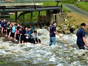 Nasser Spaß auf der Rodach. Voraussetzung ist, dass es nicht wieder zu trocken ist. Foto: Gerd Fleischmann/Archiv