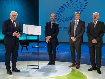 Professor Thorsten Gerdes von der Uni Bayreuth (Zweiter von links),  Friedbert Scharfe (Zweiter von rechts), der Entwicklungsleiter beim Azendorfer Baustoffhersteller  Maxit ist, sowie   Klaus Hintzer (rechts) vom  globalen Technologiekonzern Dyneon/3M haben den innovativen Dämmstoff entwickelt. Bundespräsident Frank-Walter Steinmeier zeigte sich beeindruckt.  Foto: ZDF/Oliver Ziebe,