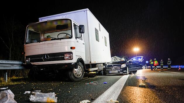 Auto kracht unter Lastwagen: Kind schwebt in Lebensgefahr