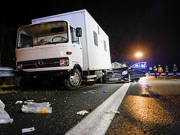 Auto kracht unter Lastwagen: Kind schwebt in Lebensgefahr
