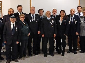 Der Vorstand und die Geehrten (v. l.): : Kreisreservistenbetreuer Hans Hackl, Beirat Reinhard Spörl, Kreisvorsitzender Roland Schäfer, Beirat Edgar Escherich, Kreisschießwart Robert Krauthöfer, Beirat Alfred Hetz, Landrat Hermann Ulm, stellvertret...