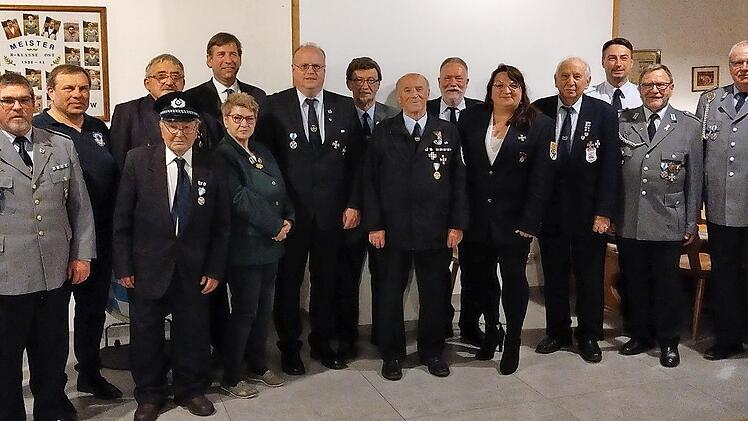Der Vorstand und die Geehrten (v. l.): : Kreisreservistenbetreuer Hans Hackl, Beirat Reinhard Spörl, Kreisvorsitzender Roland Schäfer, Beirat Edgar Escherich, Kreisschießwart Robert Krauthöfer, Beirat Alfred Hetz, Landrat Hermann Ulm, stellvertret...