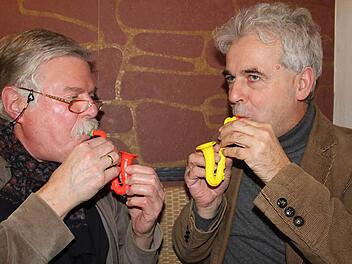 Humor zeichnete das Duo schon immer aus. Schräge und intelligente Texte zu Rhythmen zwischen Bossa, Tango und Jazz - Axel Keilhack und Harald Fischer sind darüber zu Freunden geworden. Foto: Markus Häggberg