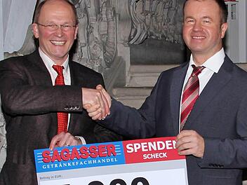 Spendenübergabe: Michael Sagasser (links) und Rainer Waldvogel  Foto: Dieter Britz