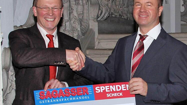 Spendenübergabe: Michael Sagasser (links) und Rainer Waldvogel  Foto: Dieter Britz