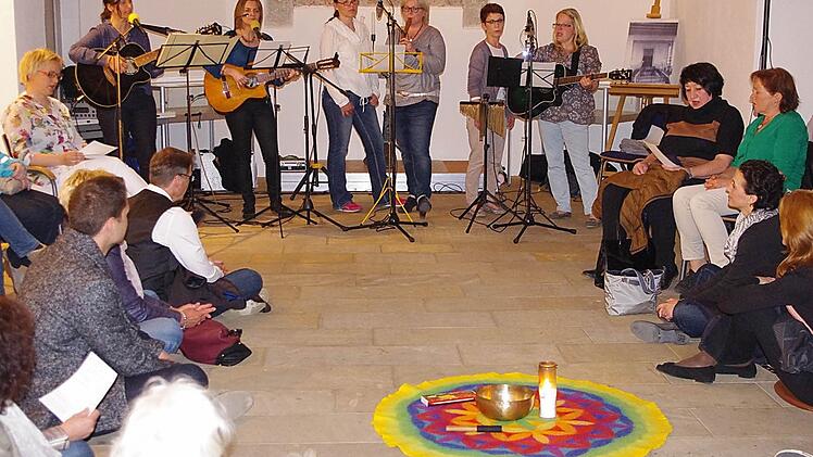 Die Musikgruppen "Vielstimmig" und "Flair" boten Meditation und heilende Lieder in der Synagoge.   Foto: Heike Schülein