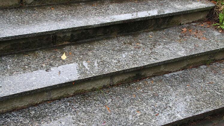 Ein Blick, zwei Perspektiven: Spiegelung auf einer regennassen Treppe. Foto: Ulrike Müller