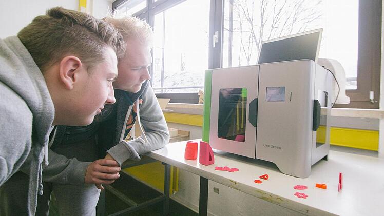 Zwei Schüler der zehnten Klasse nehmen den 3D-Drucker schon einmal in Augenschein. In rund zwei Wochen dürfen sie ihn auch benutzen. Foto: Marian Hamacher
