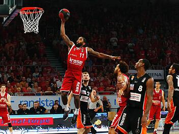 Brad Wanamaker, Kapitän der Brose Baskets, stopft den Ball durch den Ring. Fotos: Daniel Löb
