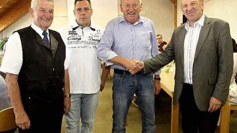 Friedrich Hückel (l.) und Bernhard Seeberger (r.) verabschiedeten Herbert Müller (2. v. r.) und stellten dessen Nachfolger Stefan Schrumpf vor. Foto: Richard Sänger