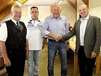 Friedrich H&uuml;ckel (l.) und Bernhard Seeberger (r.) verabschiedeten Herbert M&uuml;ller (2. v. r.) und stellten dessen Nachfolger Stefan Schrumpf vor. Foto: Richard S&auml;nger
