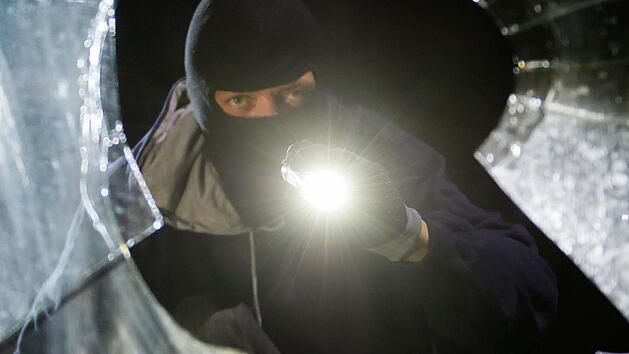 Noch unbekannte T&auml;ter haben in der Nacht zum Dienstag eine Seniorin in ihrem Haus in Schwabach-Limbach &uuml;berfallen und Schmuck sowie Bargeld erbeutet. Symbolbild: dpa