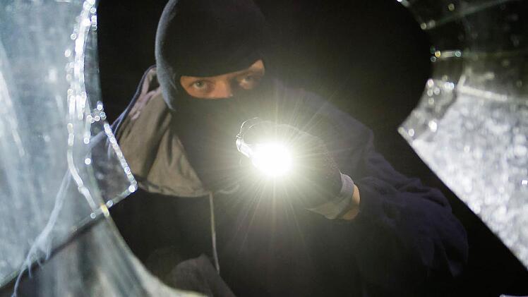 Noch unbekannte Täter haben in der Nacht zum Dienstag eine Seniorin in ihrem Haus in Schwabach-Limbach überfallen und Schmuck sowie Bargeld erbeutet. Symbolbild: dpa