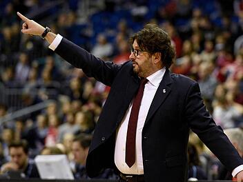 Bambergs Andrea Trinchieri gestikuliert am Spielfeldrand. Foto: Rainer Jensen/dpa