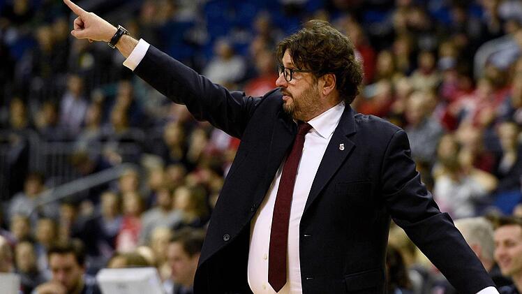 Bambergs Andrea Trinchieri gestikuliert am Spielfeldrand. Foto: Rainer Jensen/dpa