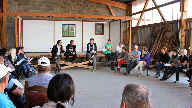 Die Theaterbühne für das große Festwochenende zum 700-jährigen Bestehen von Detter ist aufgestellt und die Organisationsteams besprechen letzte Einzelheiten. Für den Fall, dass es regnet, kann die Feier in die Halle verlegt werden.  Foto: Julia Raab