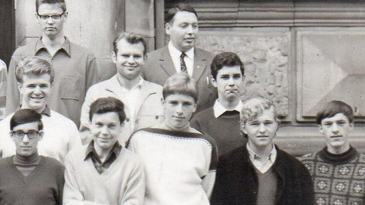 Klassenfoto 1967: Der MGF-Schüler Thomas Gottschalk macht schon damals auf lässig. Foto: privat