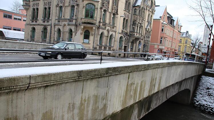 Eine schlichte Brücke über die Itz - aber ein Denkmal: Deshalb bleibt die Mohrenbrücke nun vermutlich erhalten. Foto: Christiane Lehmann