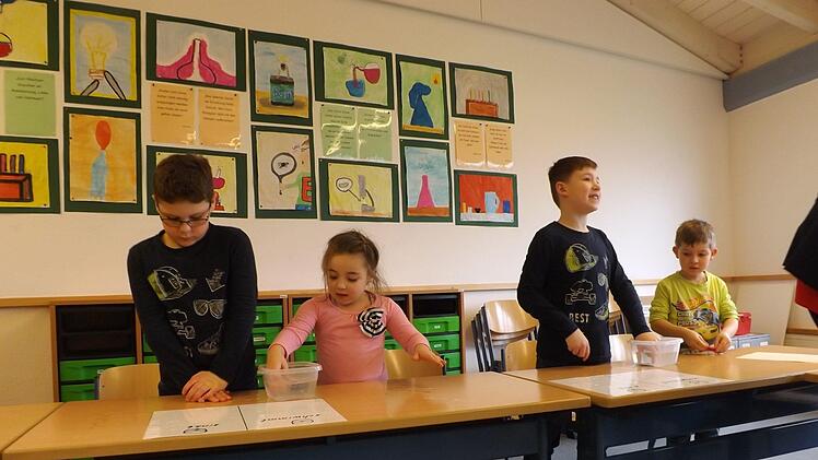 Die Kinder beim Experimentieren