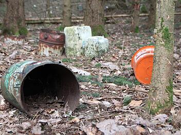Leere Fässer, ein Eimer und Kanister liegen achtlos im Wald nahe der B 286 herum. Foto: Ulrike Müller