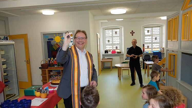"Die Kinder sind begeistert", stellte Pfarrer Eschenbacher fest, als er seine segnende Runde durch das Gebäude machte. Gerd Schaar