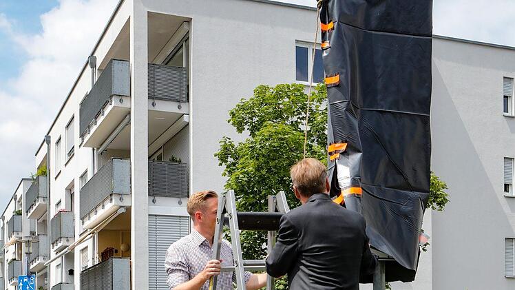Das Schild zur Fahrradstraße im ersten Fahrradquartier Bambergs  enthüllte Starke gemeinsam mit Christian Hader (Initiative Radentscheid). Foto: Matthias Hoch