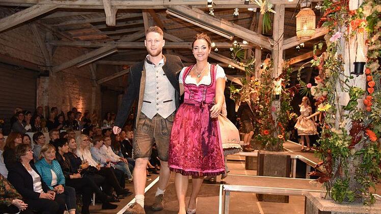 Modenschau im Coburger Güterbahnhof - hier Yannick Teuchert und Julia Szadzik in TrachtJens Gundermann