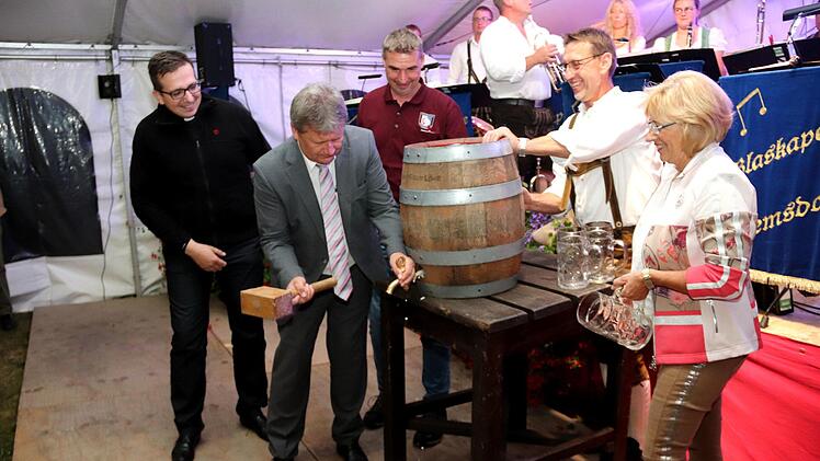 Bieranstich(von links): Pfarrvikar Dominik Syga, Bürgermeister Norbert Walter, 2. Bürgermeister Markus Franke, Vorsitzender Raimund Kratz , 3. Bürgermeisterin Renate Engelhardt